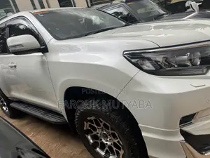 Toyota Land Cruiser Prado 2017 White