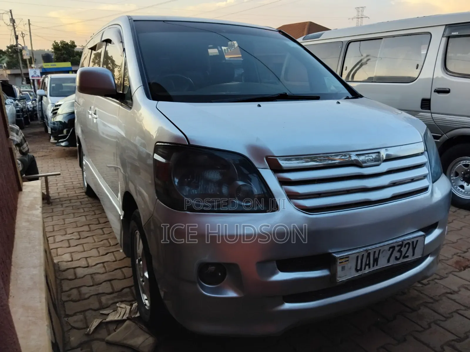 Toyota Noah 2004 Silver
