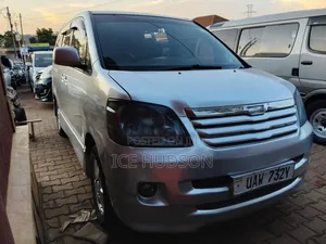 Toyota Noah 2004 Silver