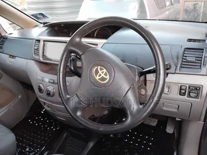 Toyota Noah 2004 Silver