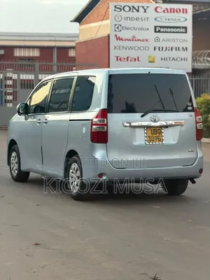 Toyota Noah 2012 Silver