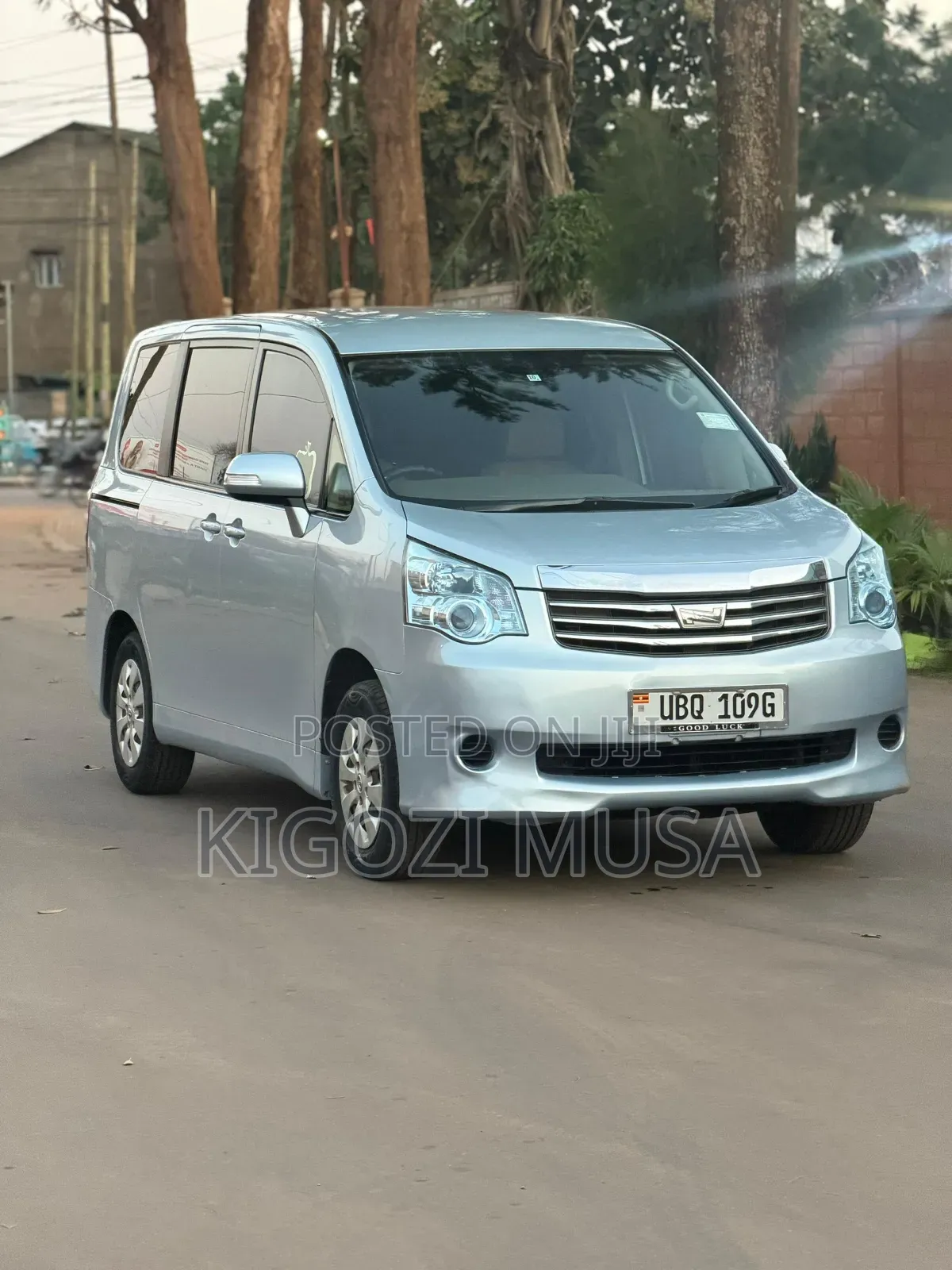 Toyota Noah 2012 Silver