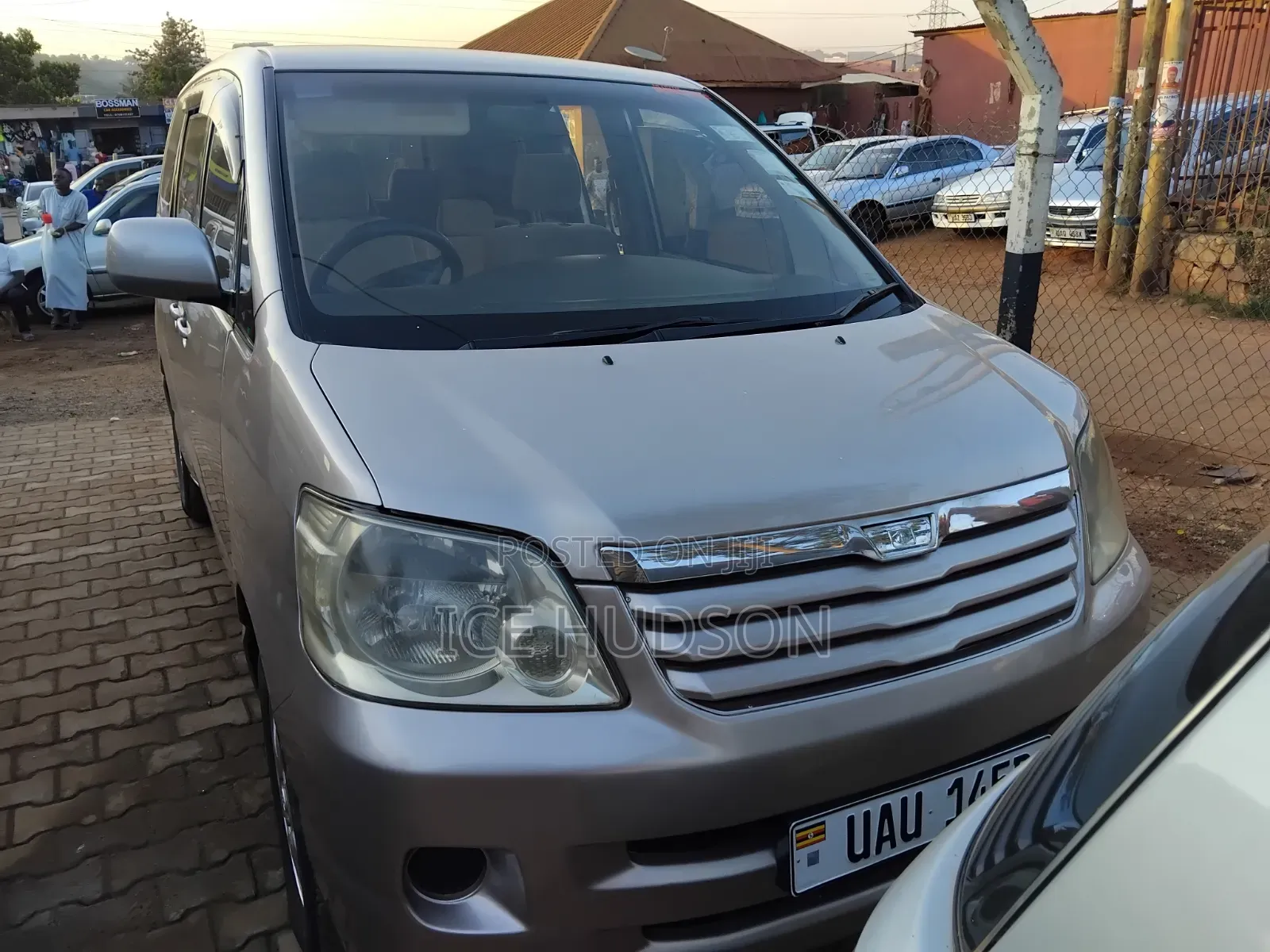 Toyota Noah 2005 Gold