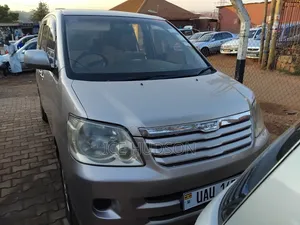 Toyota Noah 2005 Gold