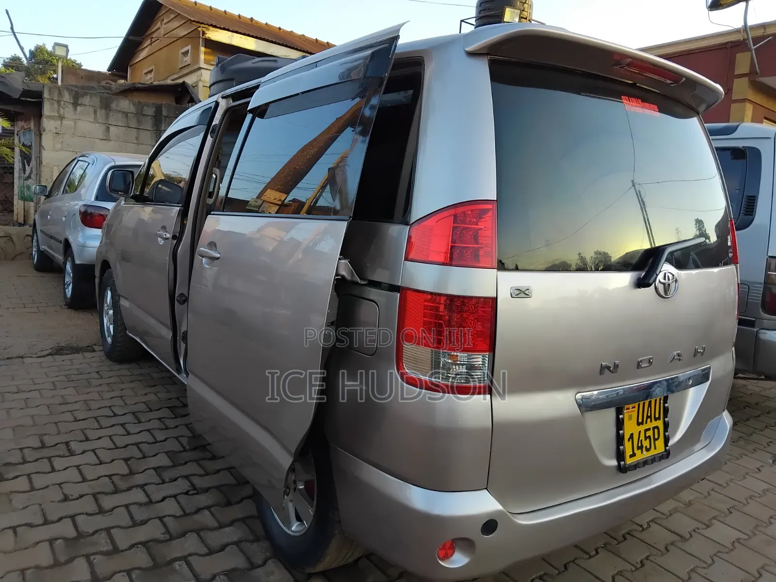 Toyota Noah 2005 Gold