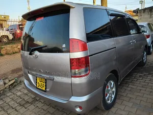 Toyota Noah 2005 Gold