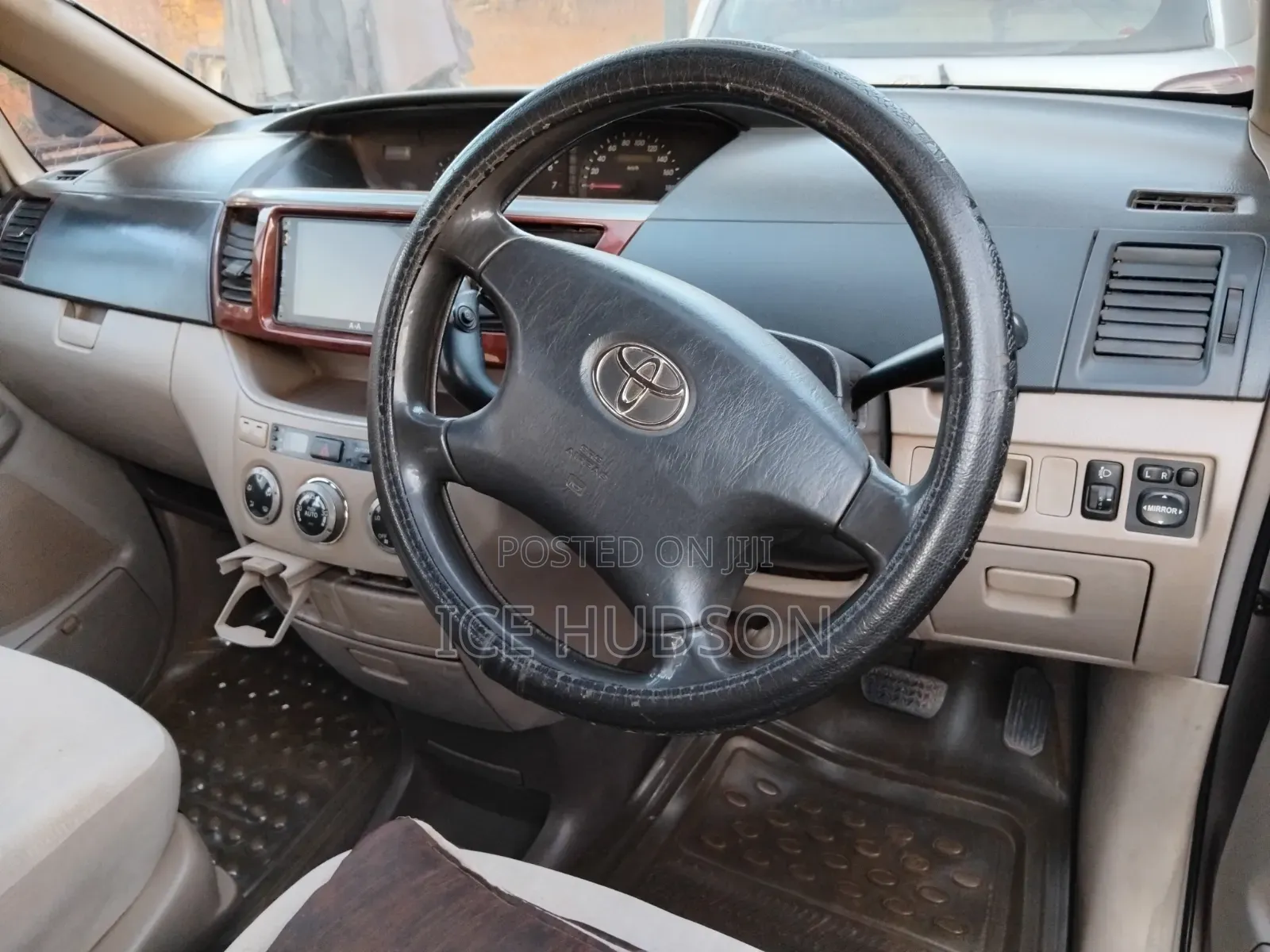 Toyota Noah 2005 Gold