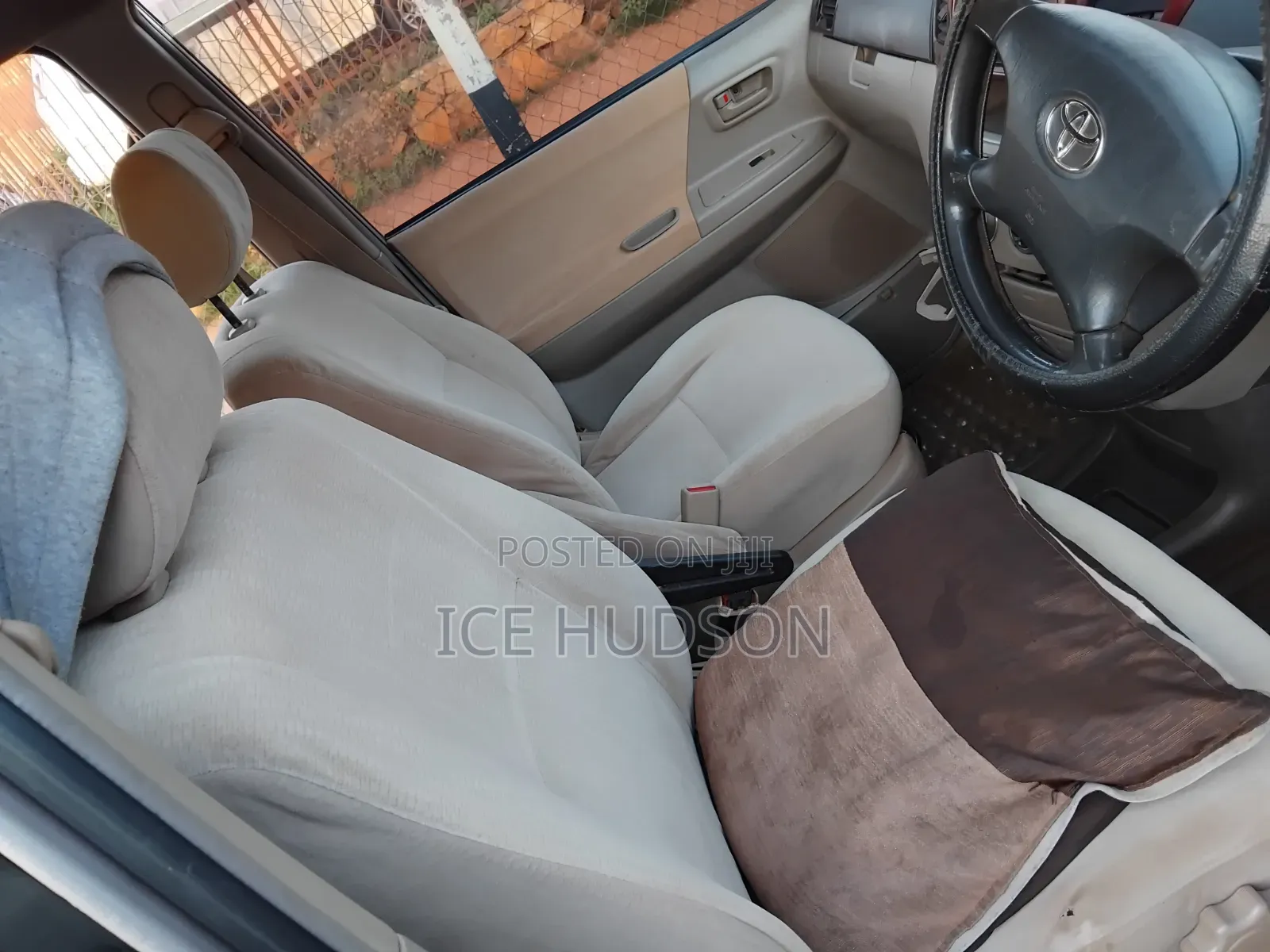 Toyota Noah 2005 Gold