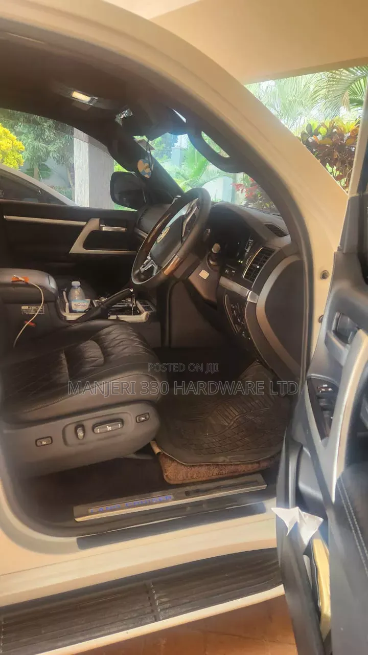 Toyota Land Cruiser V8