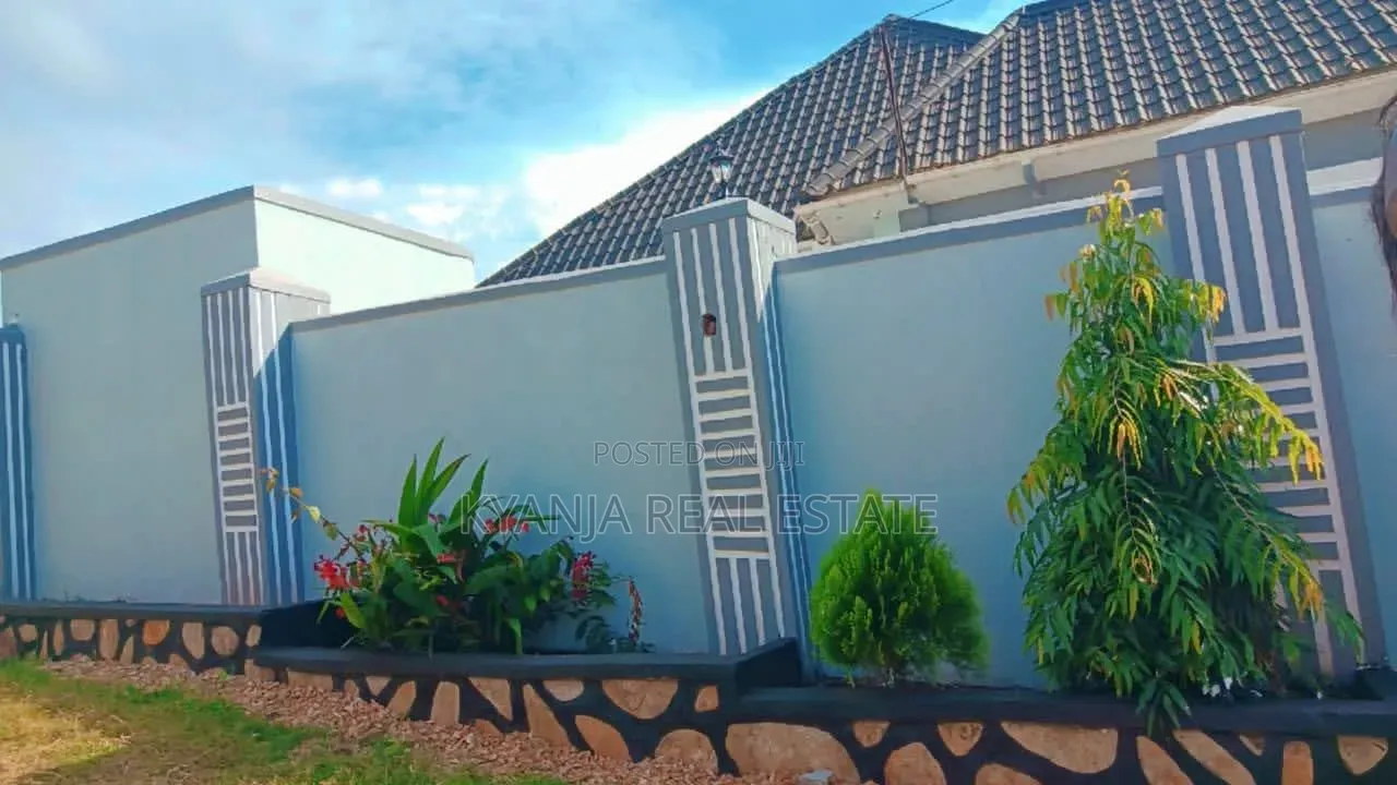 5bdrm Bungalow in Kabubu Estates, Kira for sale