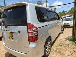 Toyota Noah 2011 Silver