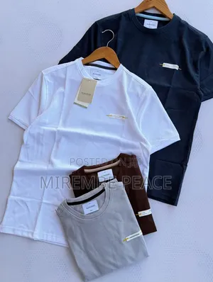 Round Neck ESSENTIAL T-Shirts