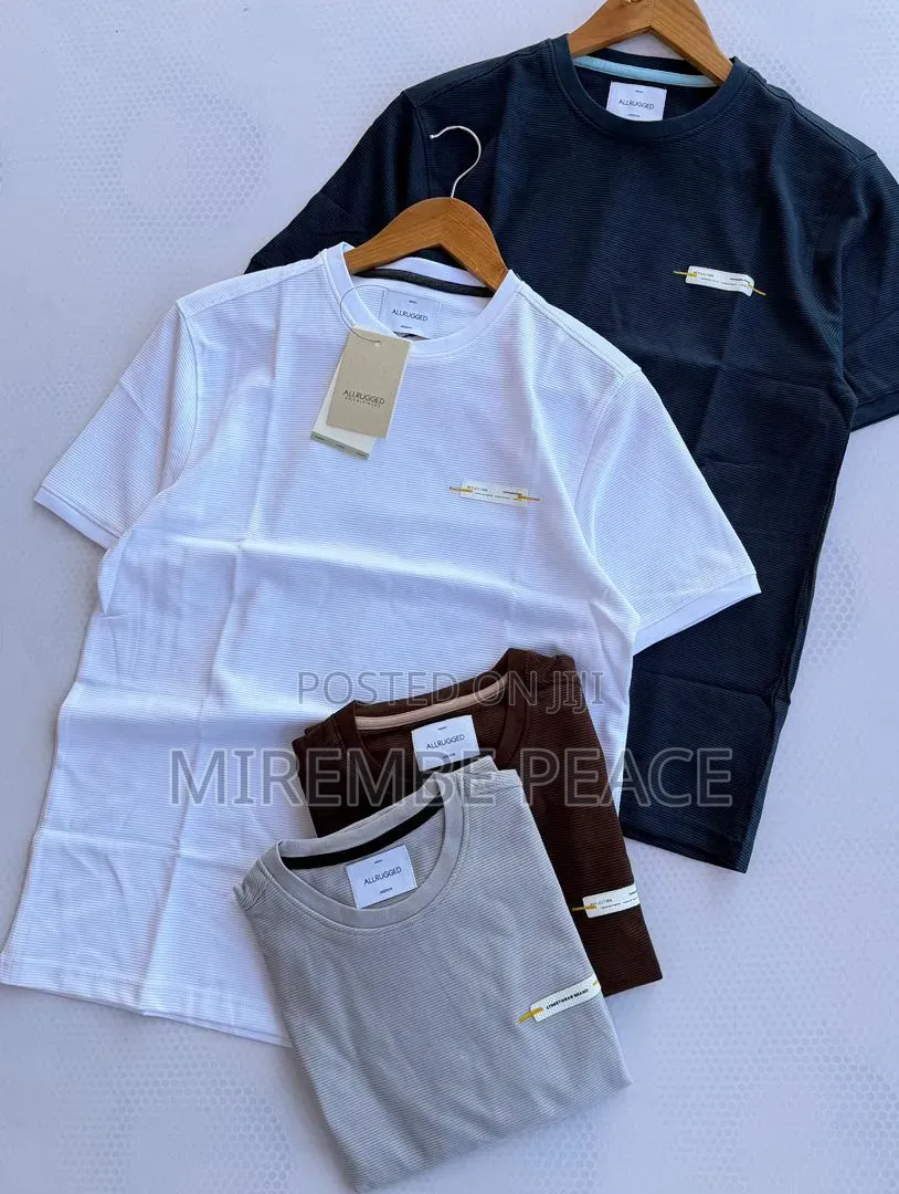 Round Neck ESSENTIAL T-Shirts