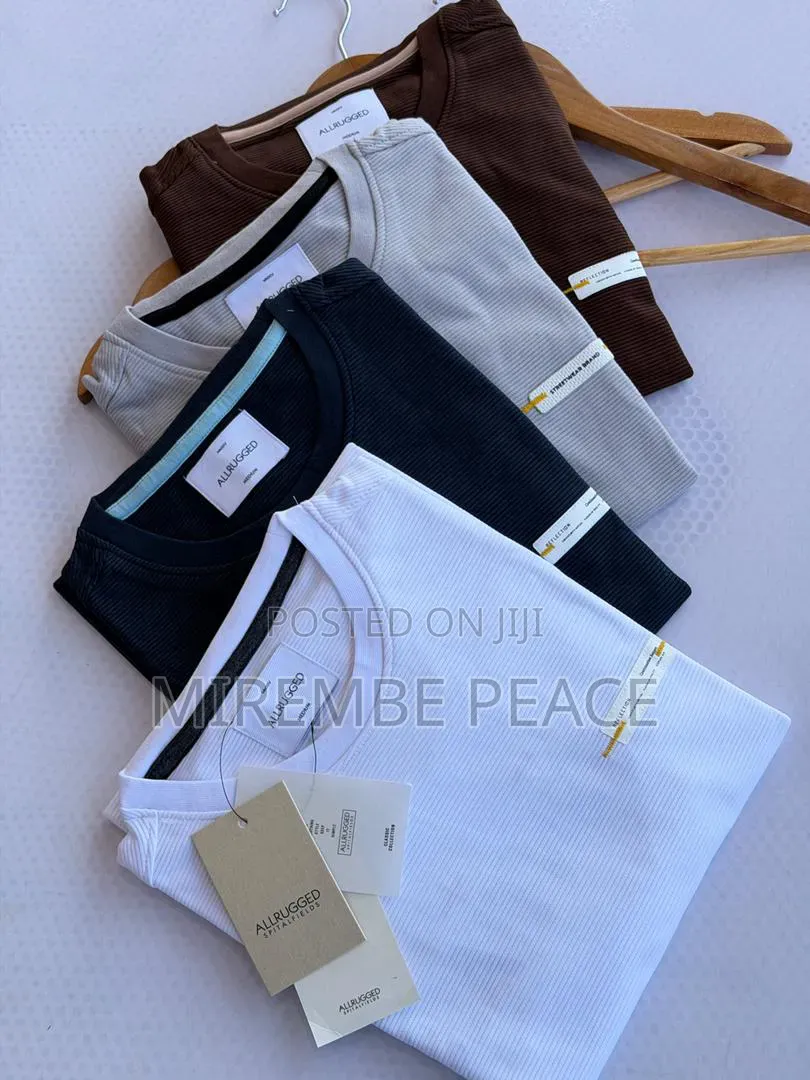 Round Neck ESSENTIAL T-Shirts