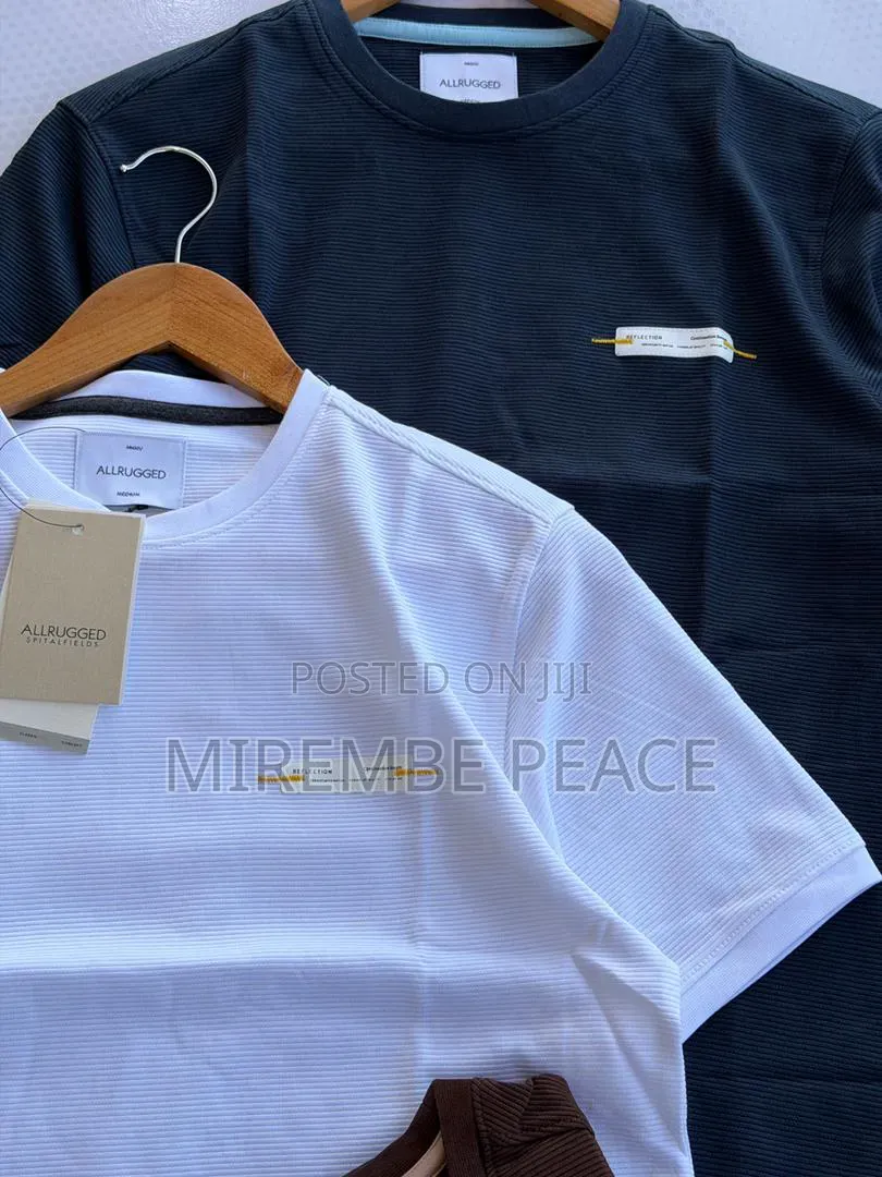 Round Neck ESSENTIAL T-Shirts