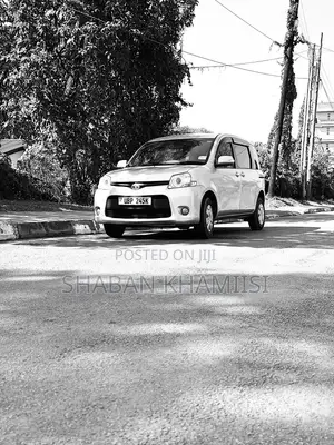Toyota Sienta 1.5 AWD 2014 Silver
