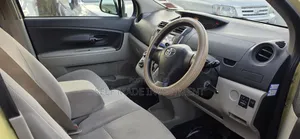 Toyota Passo Sette 2010