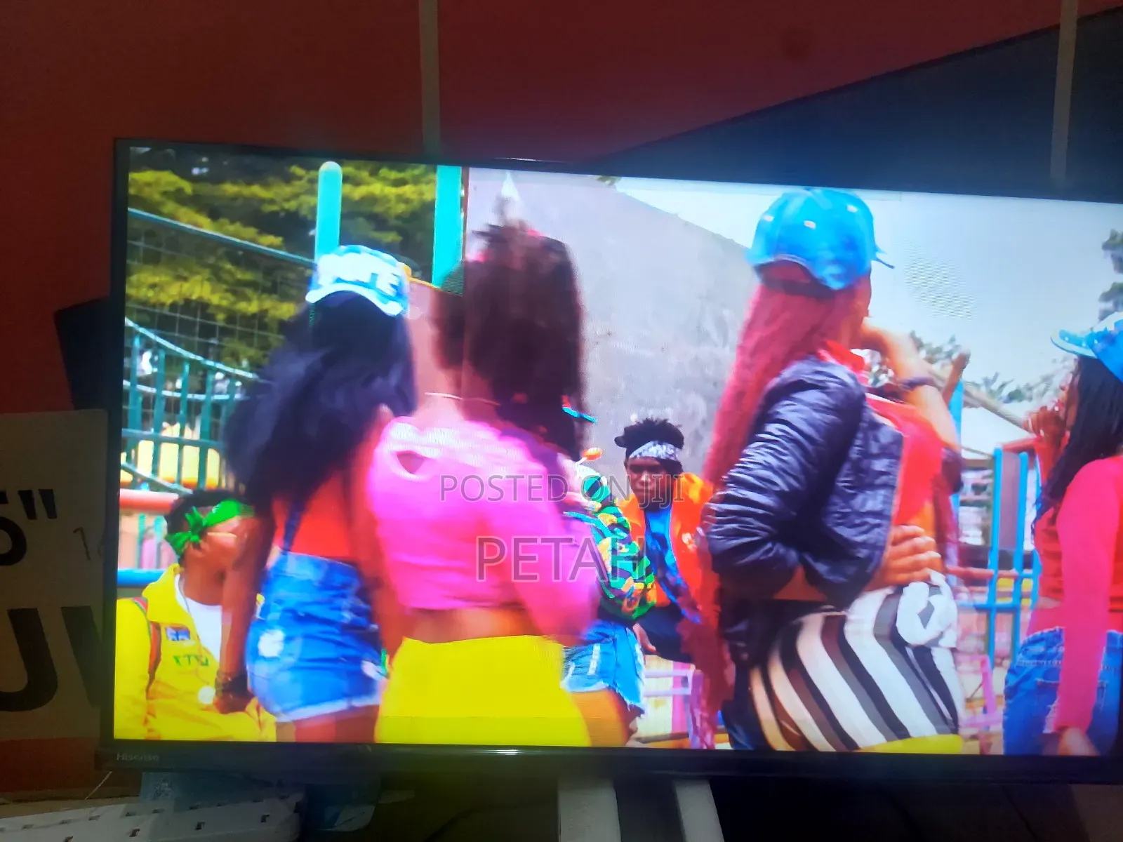 32 Inches Smart HISENSE TV