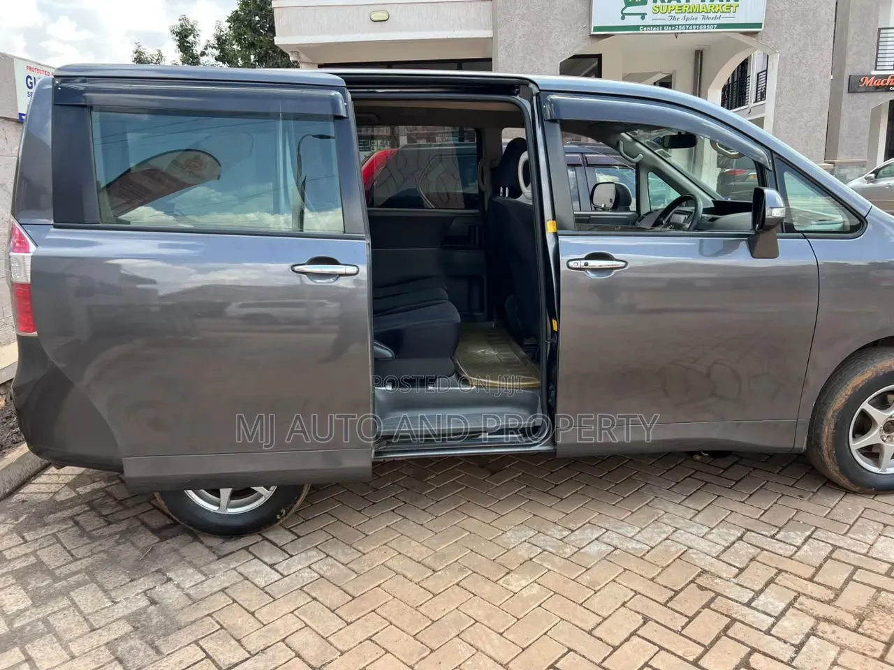 Toyota Noah 2010 Gray