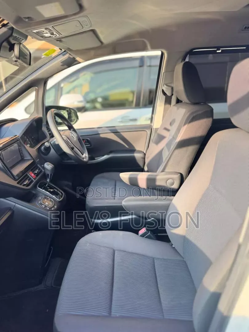 Toyota Noah 2018 White