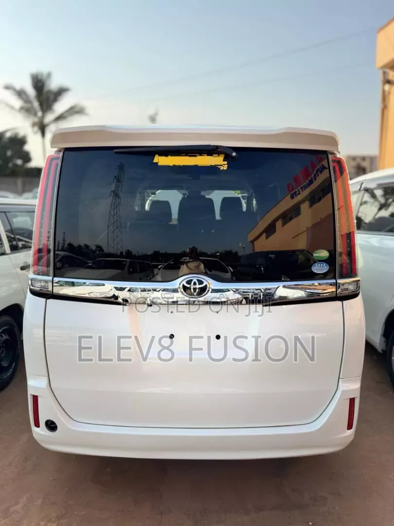 Toyota Noah 2018 White