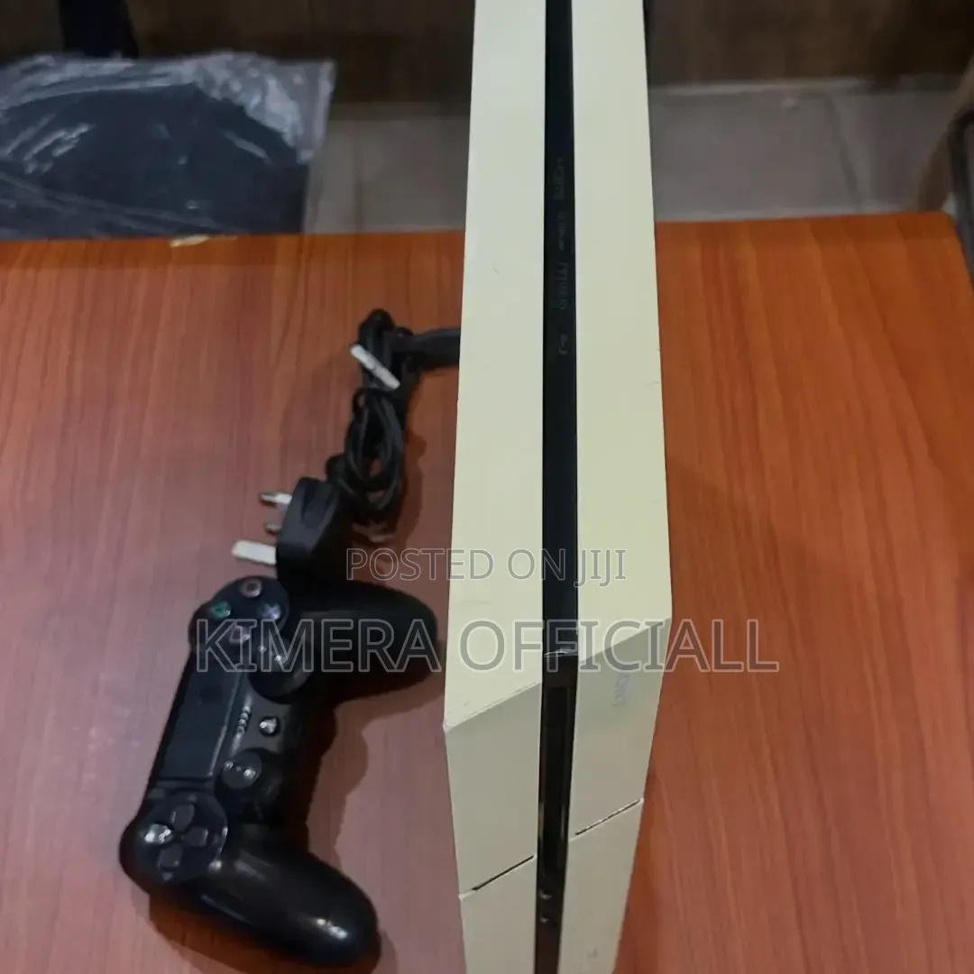 PS4 Standard: With 12games, 2pads. One for You, One for Your "Fiance"