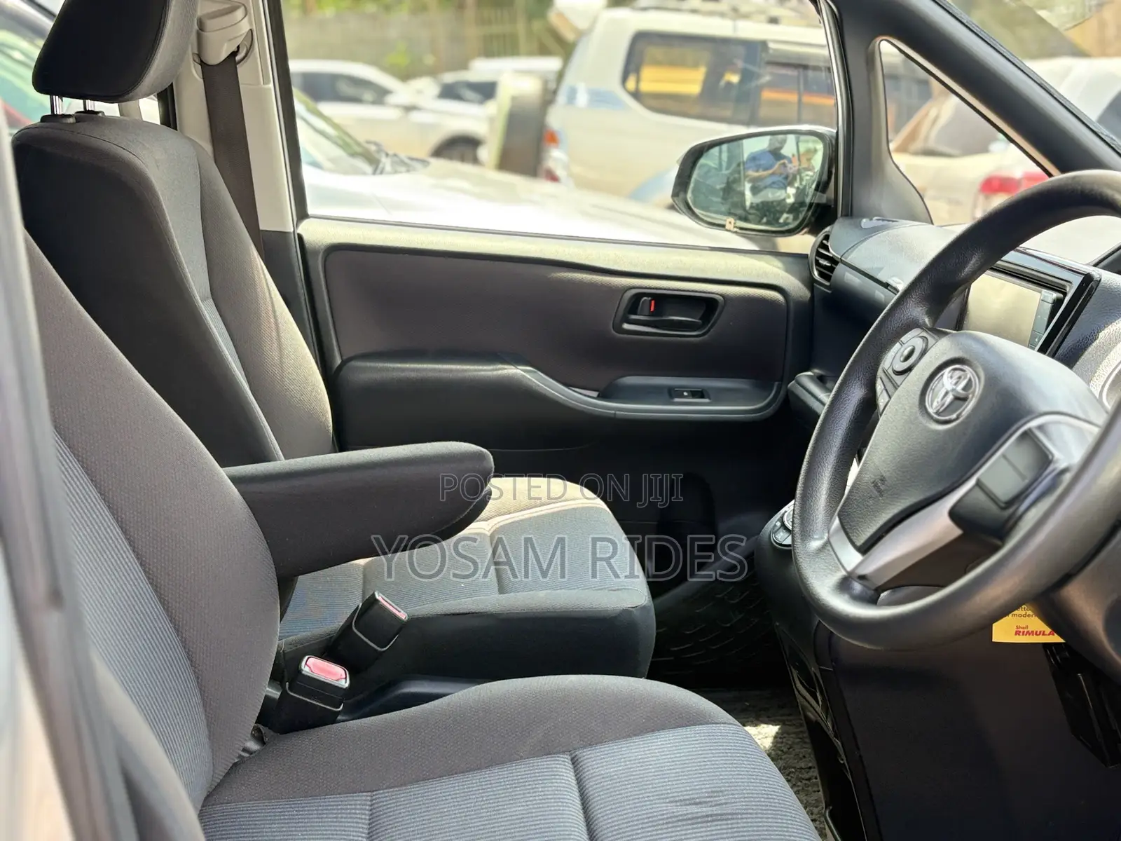 Toyota Noah 2.0 FWD (8 Seater) 2015 Silver