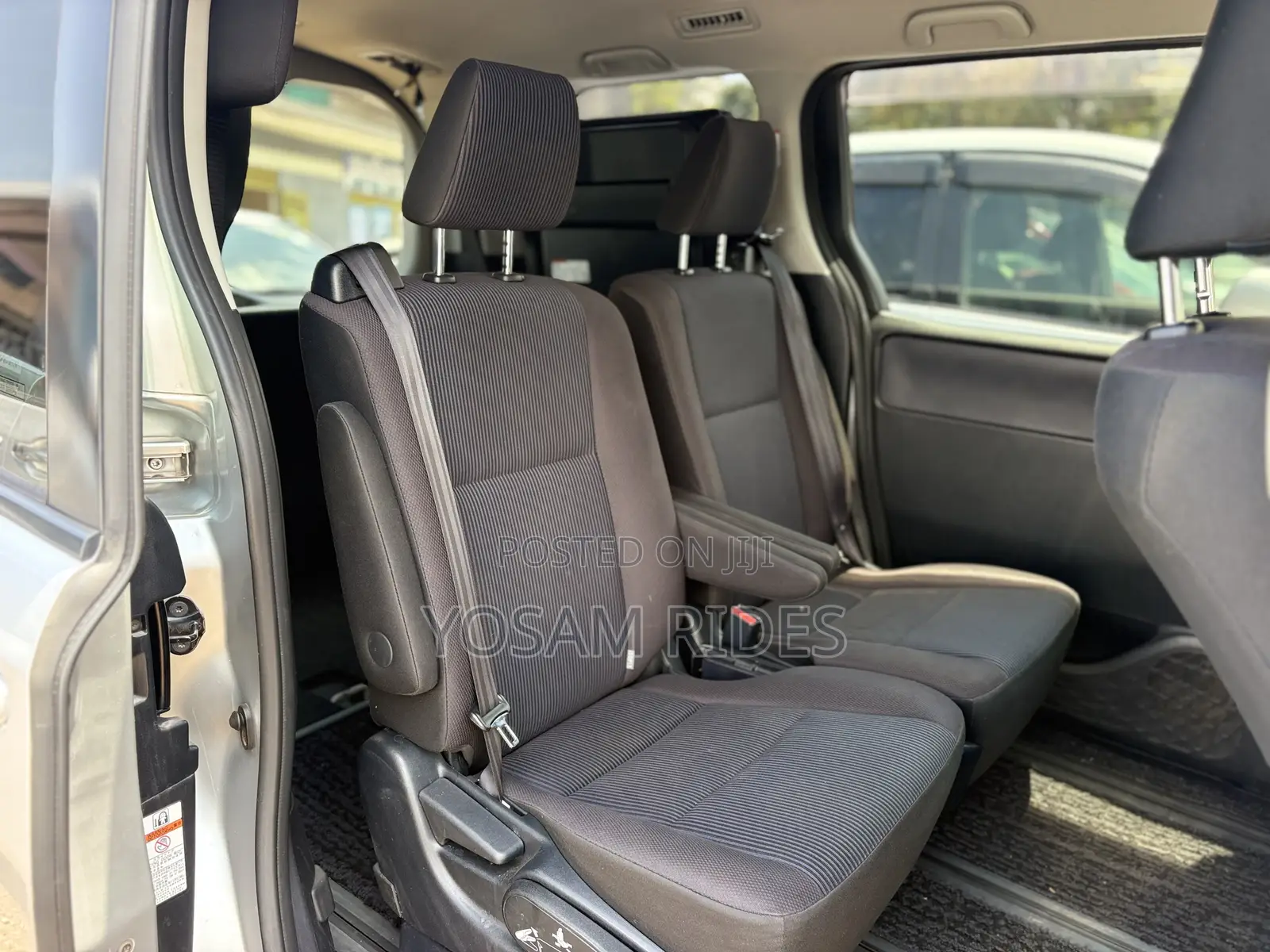 Toyota Noah 2.0 FWD (8 Seater) 2015 Silver