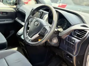 Toyota Noah 2.0 FWD (8 Seater) 2015 Silver