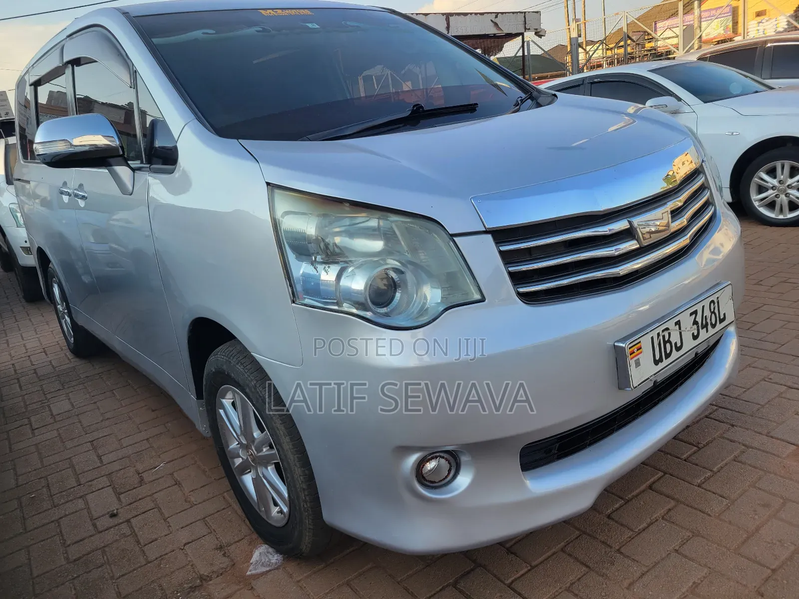 Toyota Noah 2.0 143hp AWD (8 Seater) 2010 Silver
