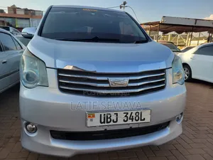 Toyota Noah 2.0 143hp AWD (8 Seater) 2010 Silver