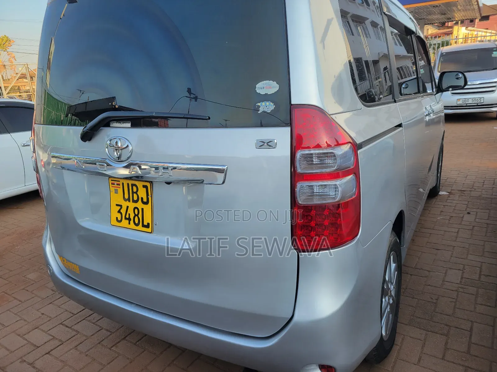 Toyota Noah 2.0 143hp AWD (8 Seater) 2010 Silver