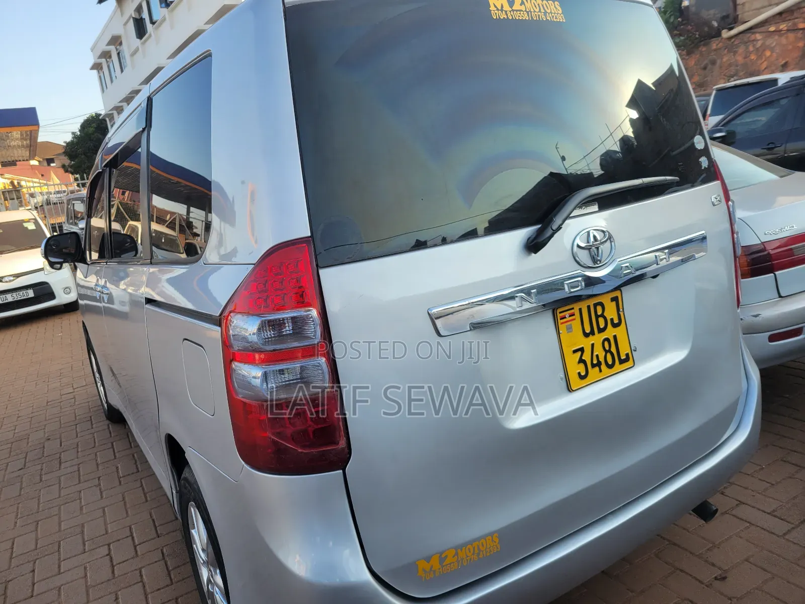 Toyota Noah 2.0 143hp AWD (8 Seater) 2010 Silver