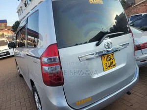 Toyota Noah 2.0 143hp AWD (8 Seater) 2010 Silver