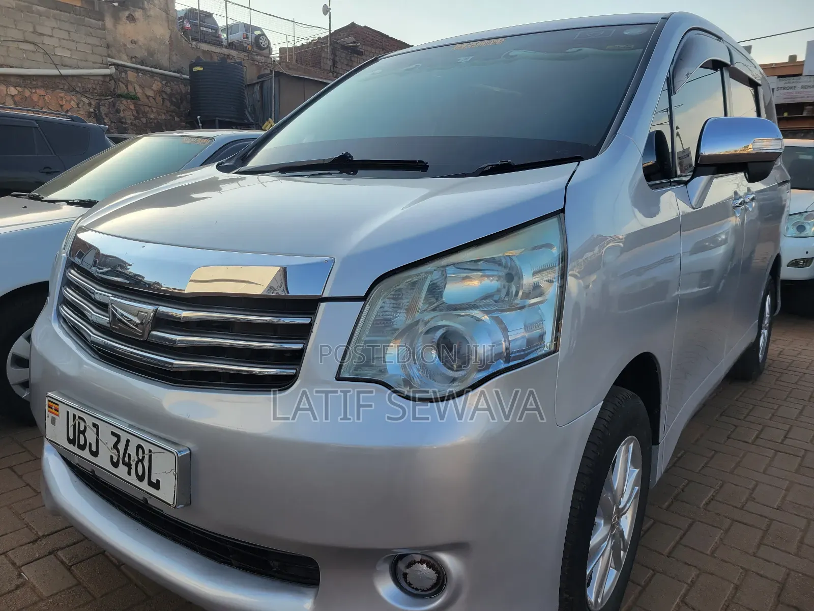 Toyota Noah 2.0 143hp AWD (8 Seater) 2010 Silver