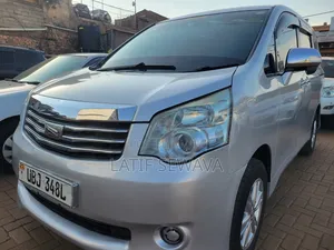 Toyota Noah 2.0 143hp AWD (8 Seater) 2010 Silver