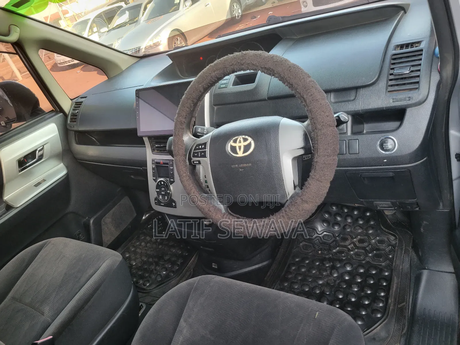 Toyota Noah 2.0 143hp AWD (8 Seater) 2010 Silver