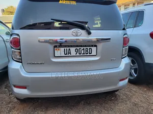 Toyota Corolla Rumion Hatchback 1.5 FWD 2011 Silver