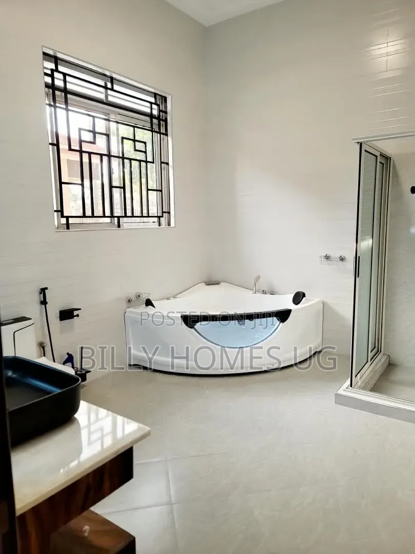5bdrm Villa in Ssabagabo-Makindye for sale
