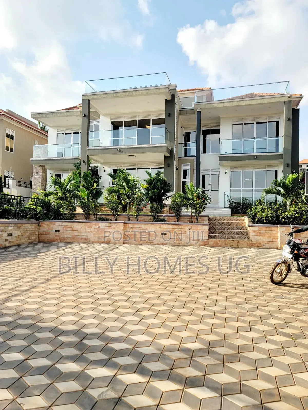 5bdrm Villa in Ssabagabo-Makindye for sale