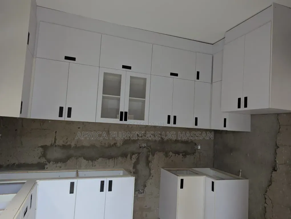 Morden  White  Kitchen Cabinet  Disgn