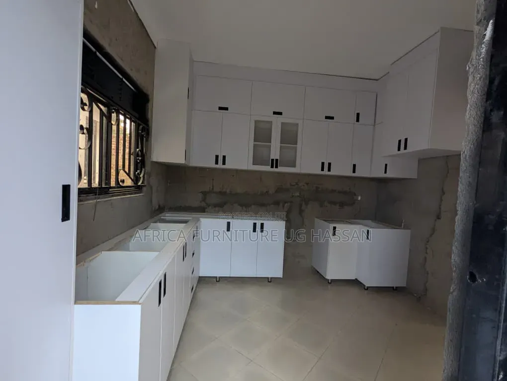 Morden  White  Kitchen Cabinet  Disgn