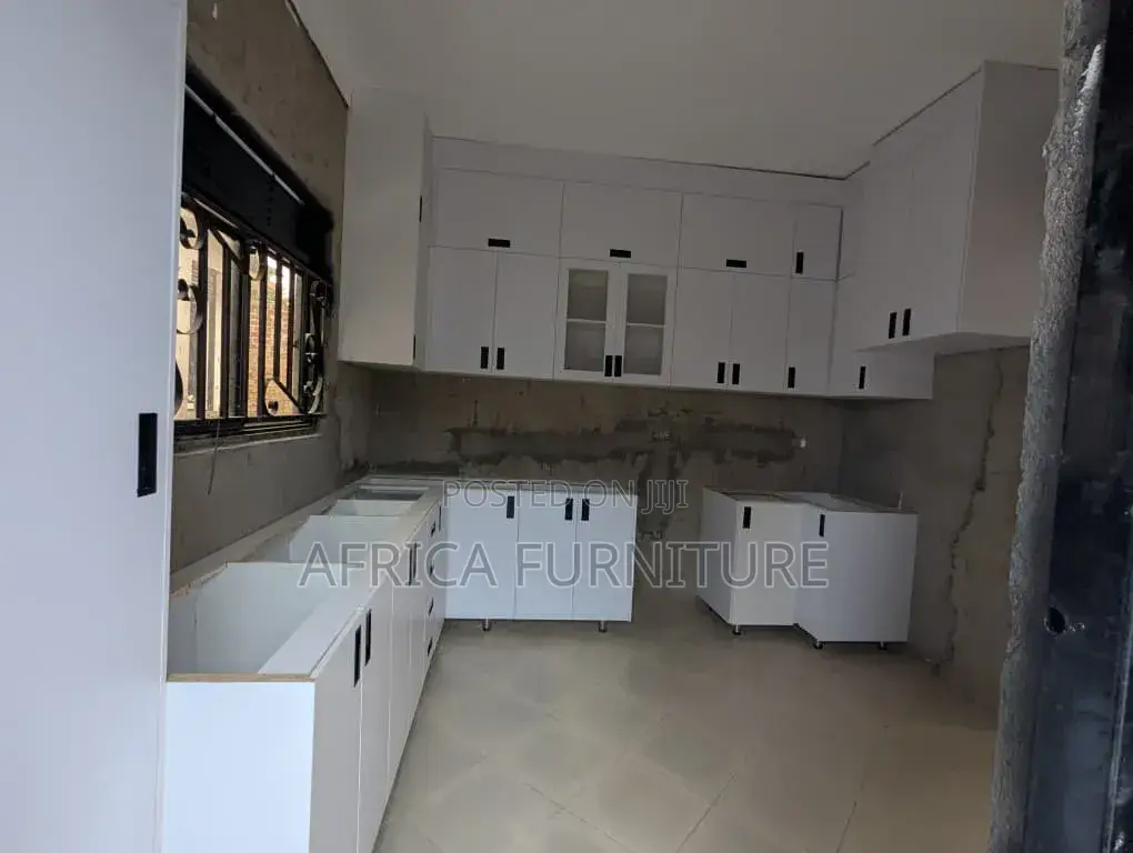 Morden  White  Kitchen Cabinet  Disgn