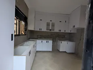 Morden  White  Kitchen Cabinet  Disgn