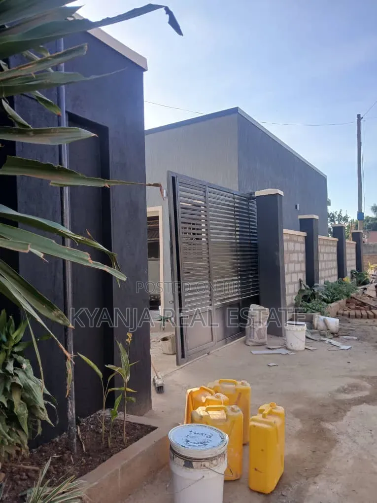 10bdrm Townhouse/Terrace in Seguku Estates, Wakiso / Wakiso for sale