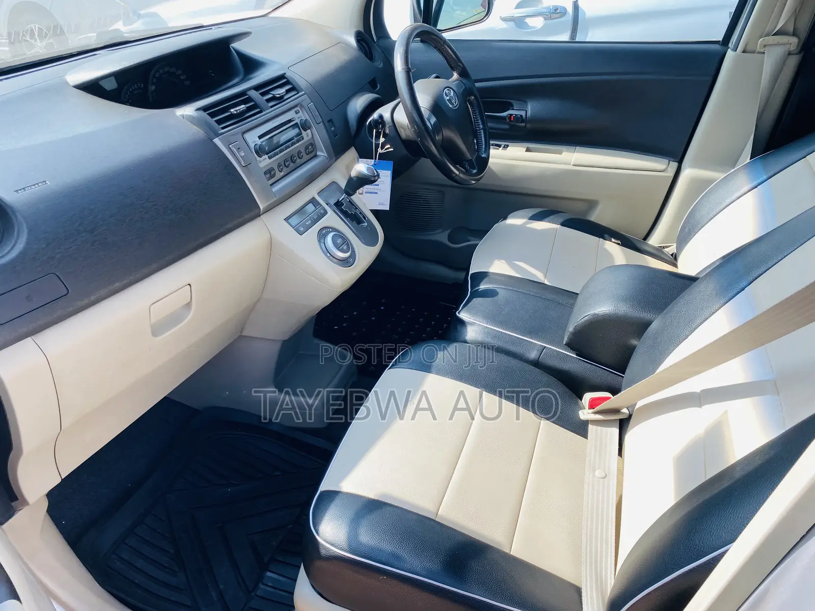 Toyota Passo Sette 2011