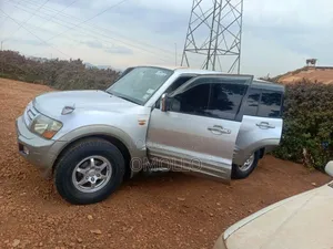 Mitsubishi Pajero 2000 Silver