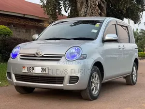 Toyota Sienta 2010 Silver