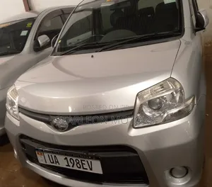 Toyota Sienta 2012 Silver
