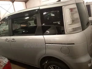 Toyota Sienta 2012 Silver